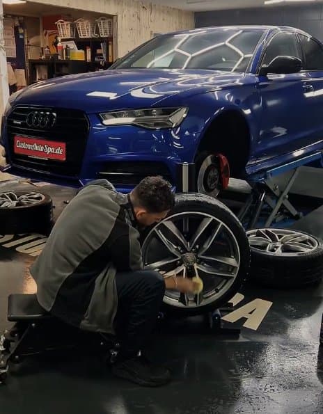 Detailing von Hand: Felgenaufbereitung in der Werkstatt von Custom Autospa Berlin