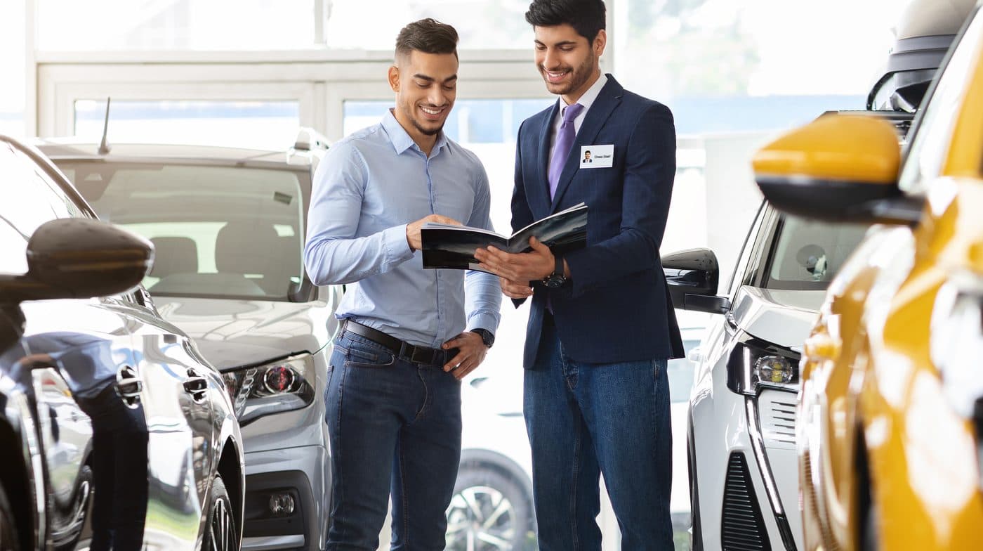 Fahrzeugübergabe im Autohaus: Beratungsgespräch zur Rückgabe